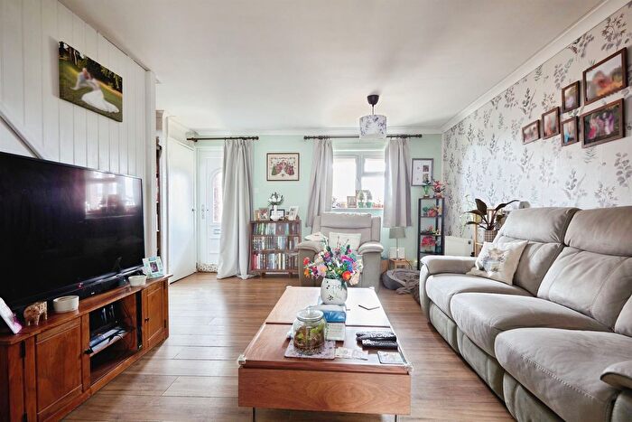 3 Bedroom Terraced House For Sale In Maple Way, Gillingham, SP8