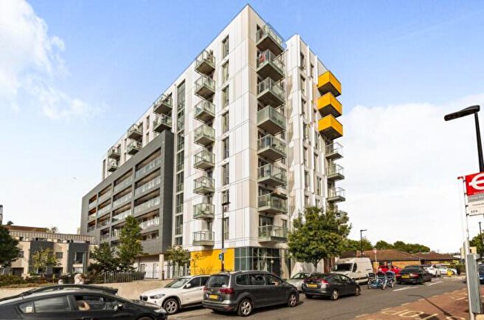 3 Bedroom Apartment To Rent In Queensbury House, Poplar, Equinox Square, E14