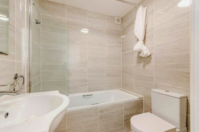 3 Bedroom Flat To Rent In Courcy Road, Wood Green, London, N8