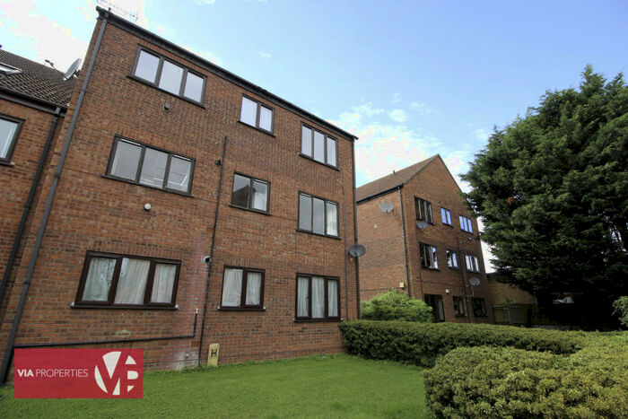 1 Bedroom Flat To Rent In Silverfield, Broxbourne, EN10