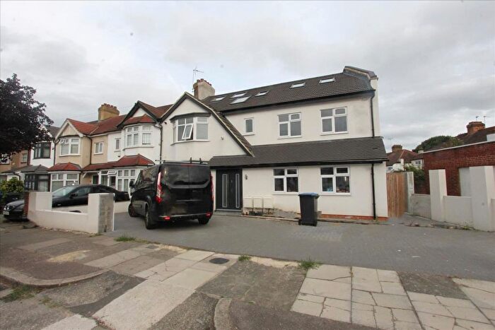 3 Bedroom Flat To Rent In Bromley Road, London, N18