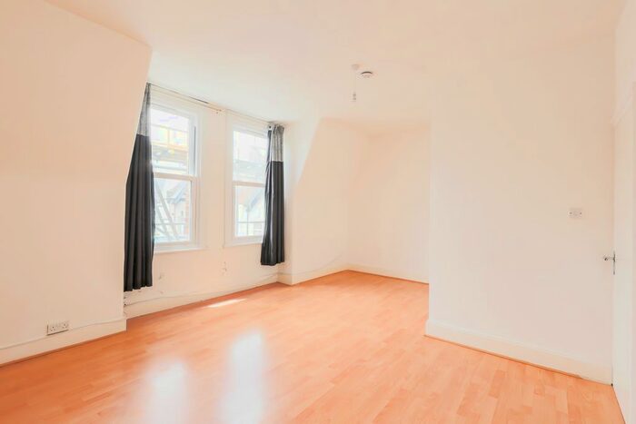 2 Bedroom Flat To Rent In Tottenham Lane, Crouch End, London, N8