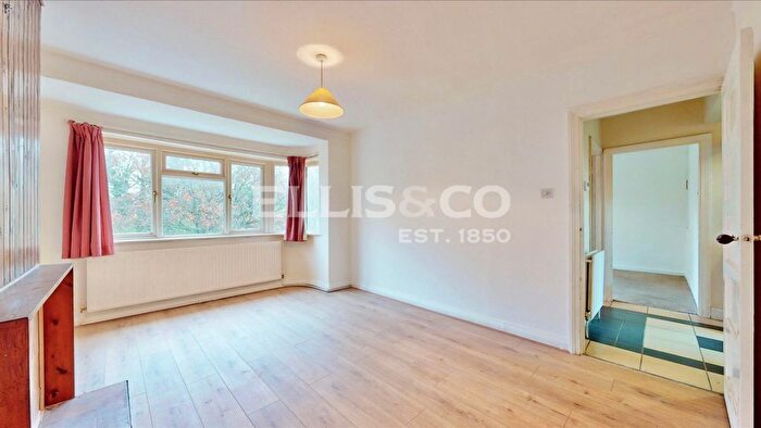 3 Bedroom Maisonette To Rent In Costons Lane, Greenford, UB6
