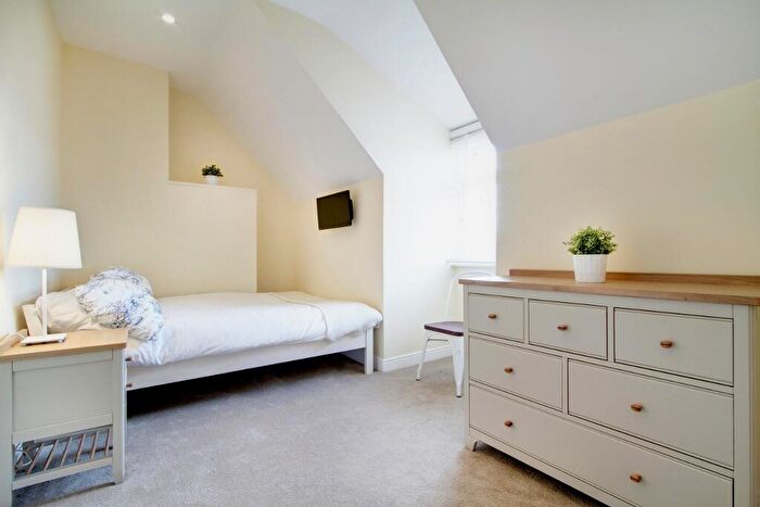 6 Bedroom Terraced House To Rent In Derby Road, Manchester, M14