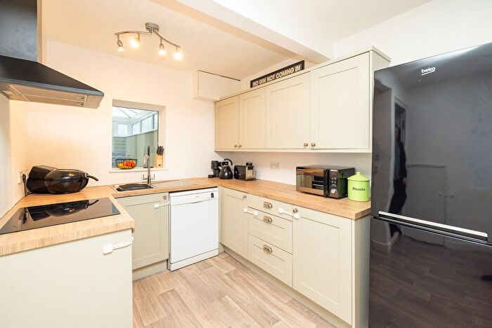 3 Bedroom Semi-detached House For Sale In Western Avenue, Dinnington, S25