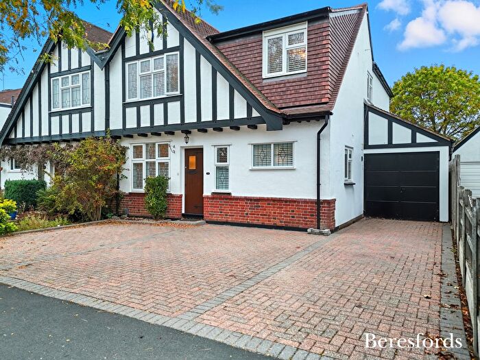 4 Bedroom Semi Detached House For Sale In Leasway, Upminster, RM14