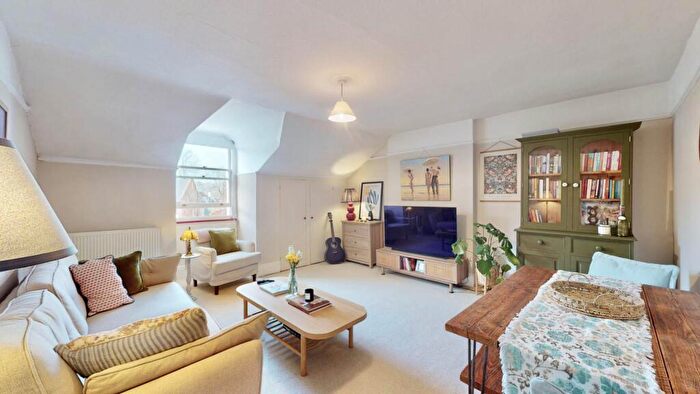 1 Bedroom Flat For Sale In Cromwell Avenue, Highgate, N6