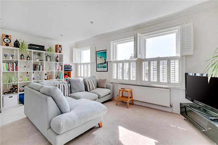 3 Bedroom Flat To Rent In Comyn Road, London, SW11