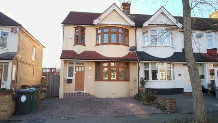4 Bedroom Semi-Detached House To Rent In Waverley Avenue, Chingford, E4