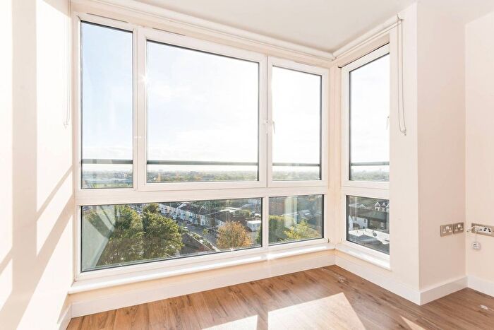 2 Bedroom Flat To Rent In The Green, Southall, UB2