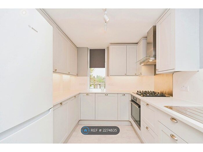 3 Bedroom Flat To Rent In Dee Road, Richmond, TW9