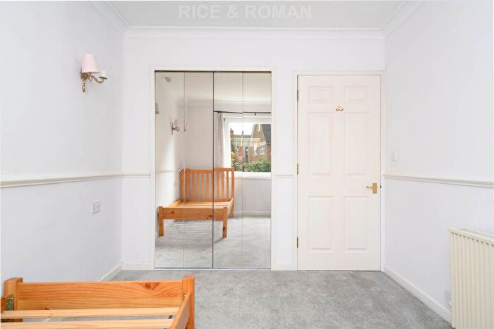 1 Bedroom Flat For Sale In Bridge Court, Weybridge, KT13