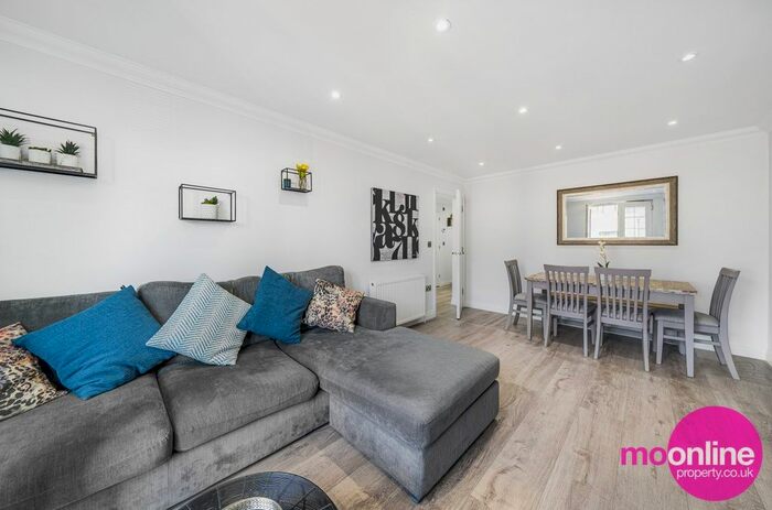2 Bedroom Flat For Sale In London Road, Bushey, Hertfordshire, WD23