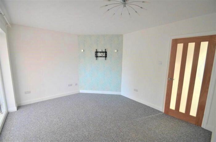 3 Bedroom Semi-Detached House For Sale In Stonegate Close, Blaxton, Doncaster, DN9