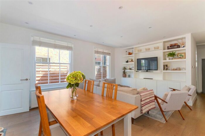 3 Bedroom Flat To Rent In Stapleton Road, Tooting Bec, London, SW17