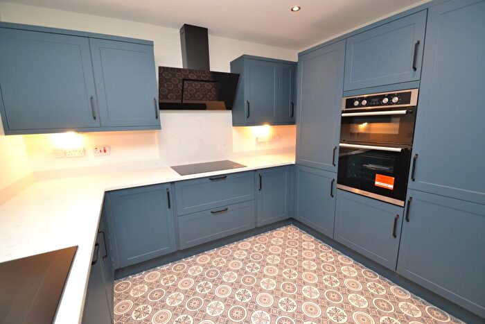4 Bedroom Detached House For Sale In Brackendale, Thackley, BD10