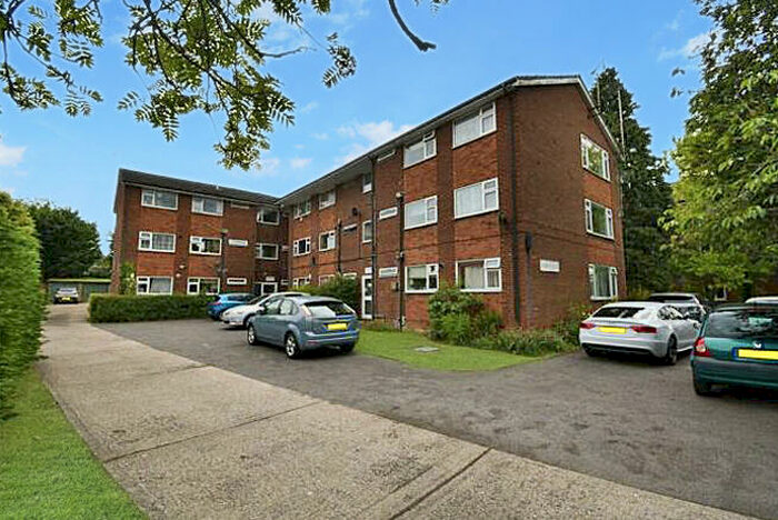 2 Bedroom Flat For Sale In Dunstable Road, Luton, LU4