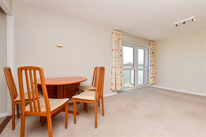 2 Bedroom Flat For Sale In Basinghall Gardens, Sutton, Surrey, SM2