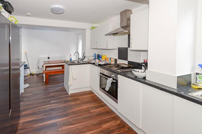 6 Bedroom Terraced House To Rent In Bedroom House, Halkyn Avenue, L17