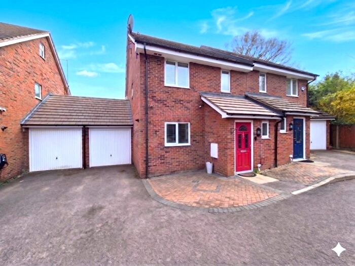 4 Bedroom Semi Detached House To Rent In Cullen Close, Luton, LU3
