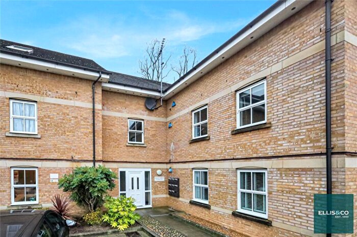 2 Bedroom Apartment To Rent In Garsdale Close, London, N11