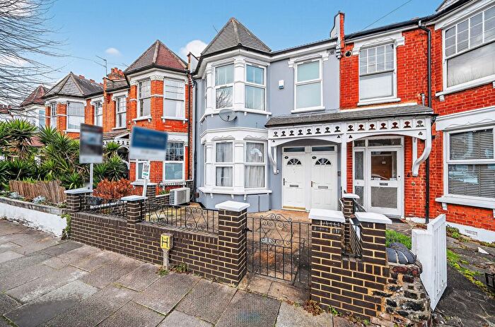 3 Bedroom Flat For Sale In Kelvin Avenue, London, N13