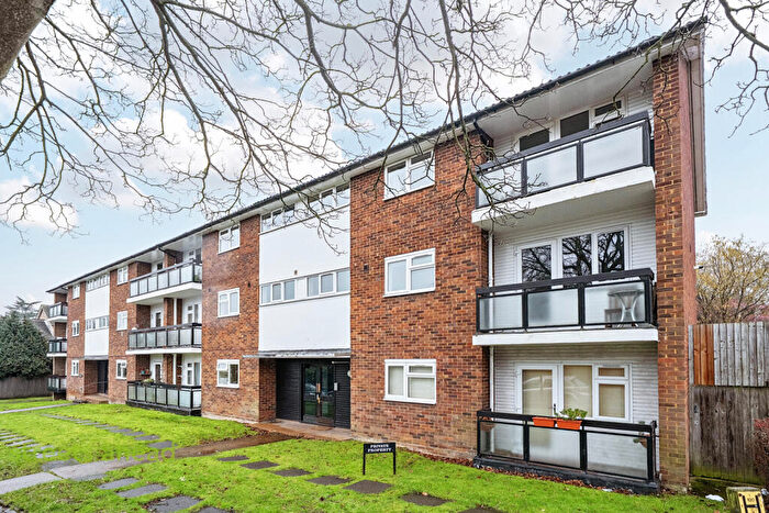 2 Bedroom Apartment For Sale In Oaks Avenue, London, SE19