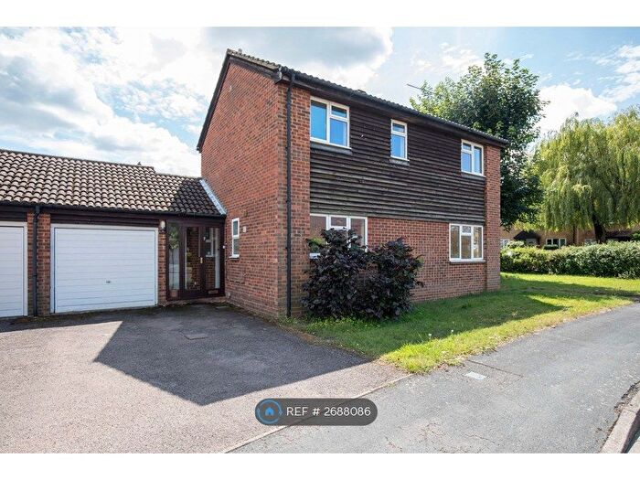 3 Bedroom Detached House To Rent In Hawkswell Close, Woking, GU21