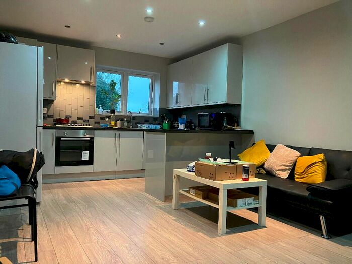 2 Bedroom Flat To Rent In Langley Park Road, Sutton, SM2