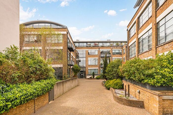3 Bedroom Flat To Rent In Evershed Walk, Chiswick, W4