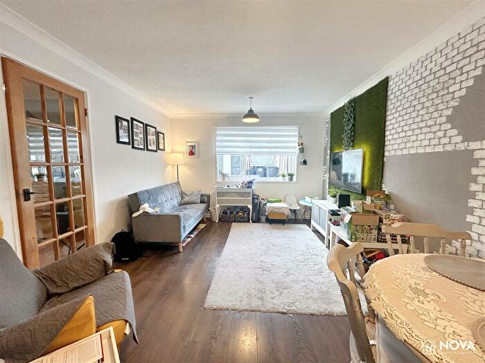 3 Bedroom Terraced House For Sale In Sherd Close, Luton, LU3