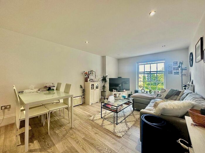 2 Bedroom Flat To Rent In Royal Drive, London, N11