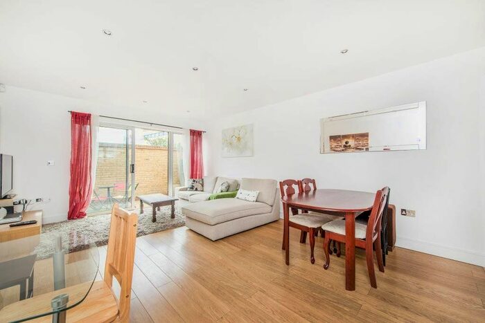 2 Bedroom Detached House To Rent In Stanford Mews, Hackney, E8