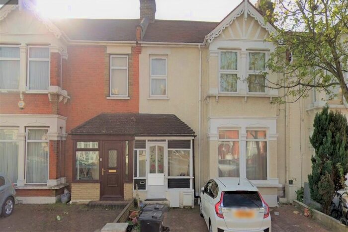 3 Bedroom Flat To Rent In Stanhope Gardens, Cranbrook, Ilford, IG1