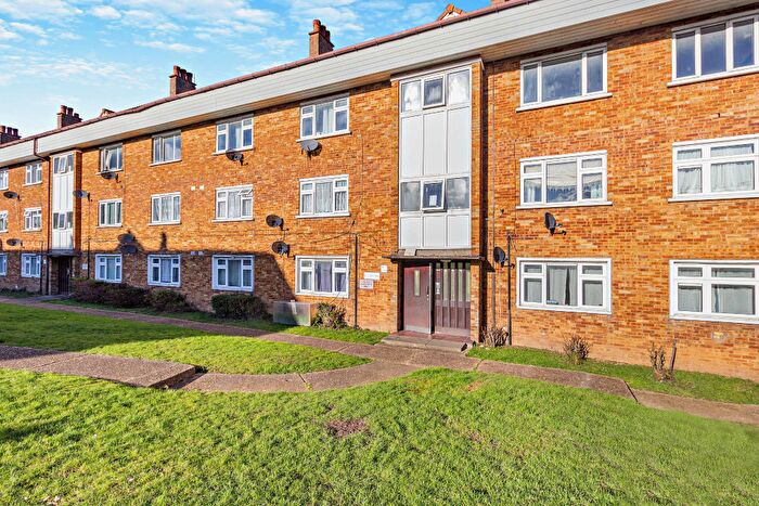 1 Bedroom Flat For Sale In Knights Way, Ilford, London, IG6