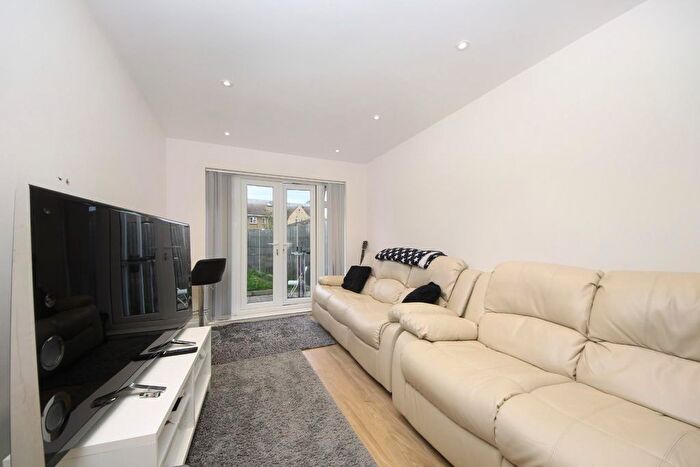 2 Bedroom Flat To Rent In Crowther Avenue, TW8