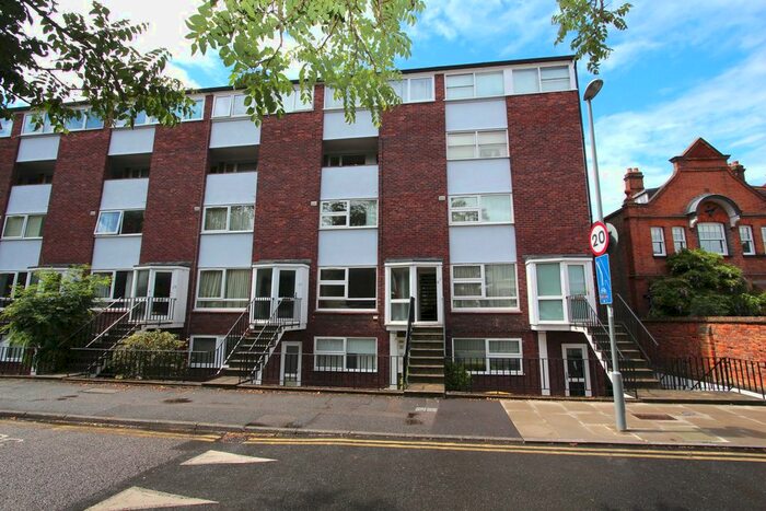 4 Bedroom Maisonette To Rent In The Crescent, Surbiton, KT6