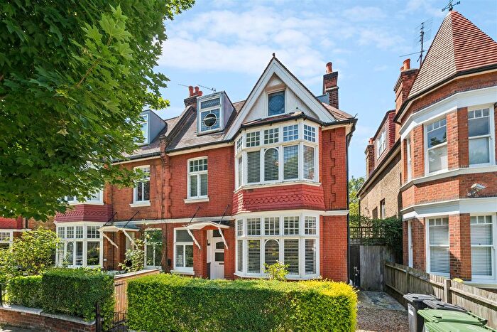4 Bedroom Maisonette For Sale In Hartswood Road, London, W12