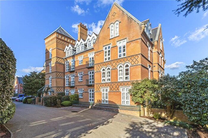 2 Bedroom Apartment For Sale In Holloway Drive, Virginia Water, Surrey, GU25