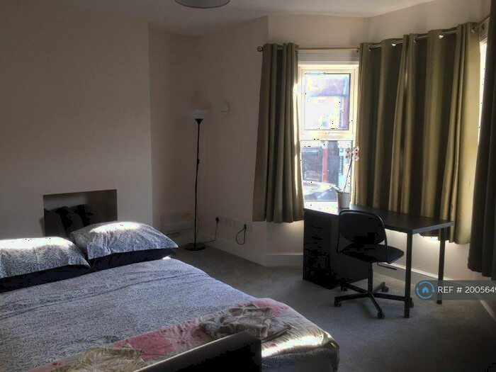 3 Bedroom Terraced House To Rent In Manor Farm Road, Southampton, SO18