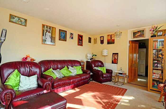 3 Bedroom Flat To Rent In Cherry Laurel Walk, Brixton Hill, London, SW2