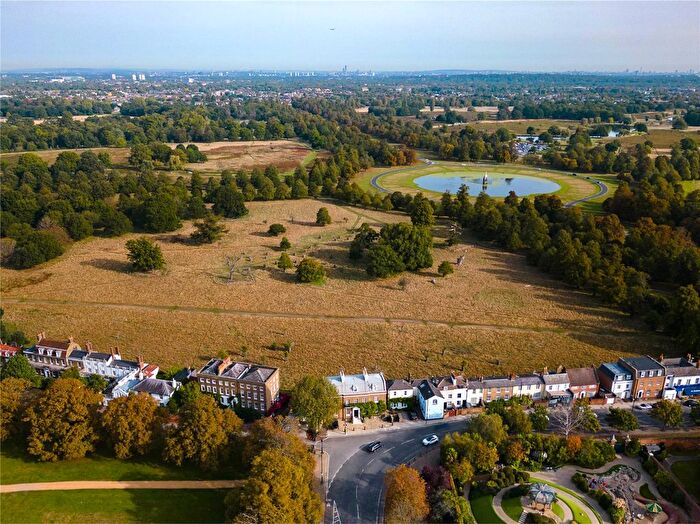 1 Bedroom Flat To Rent In Hampton Court Road, East Molesey, Surrey, KT8