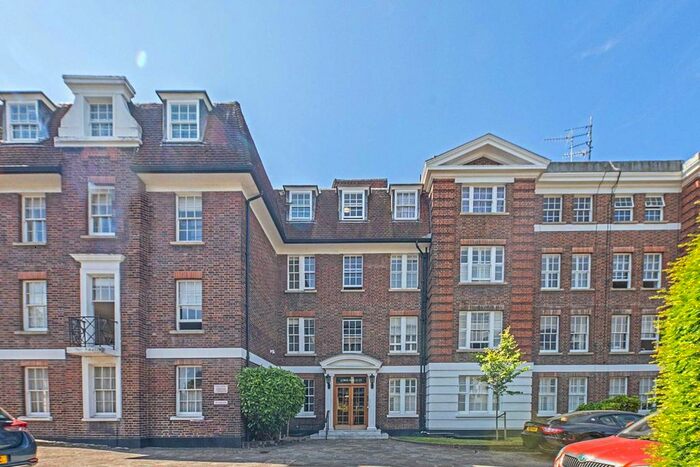 4 Bedroom Flat To Rent In Putney Hill, London, SW15