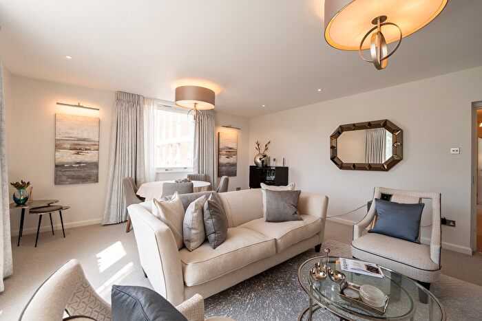 3 Bedroom Flat To Rent In Ebury Street, London, SW1W