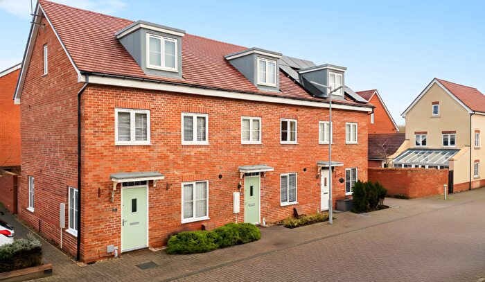 3 Bedroom Town House For Sale In Buttercup Lane, Woodley, Reading, RG5