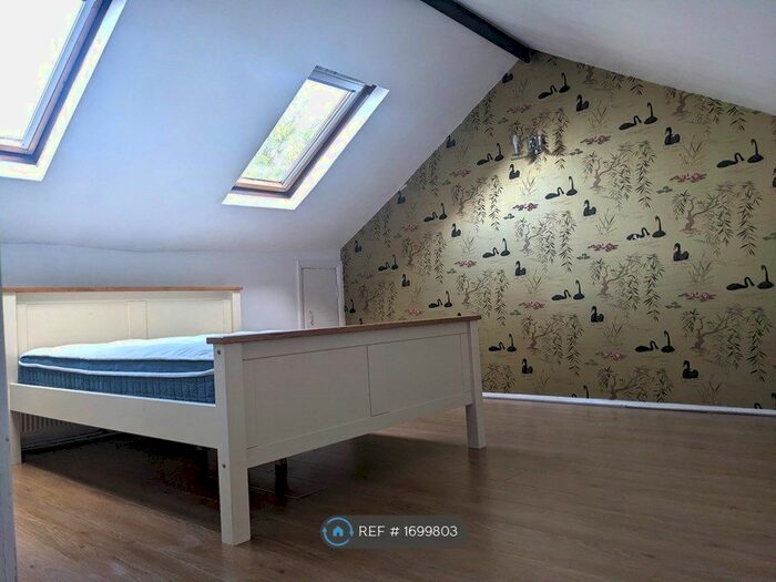 3 Bedroom Flat To Rent In Thurlow Park Road, London, SE21