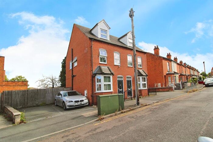 3 Bedroom Semi-Detached House For Sale In King Edward Road, Rugby, CV21