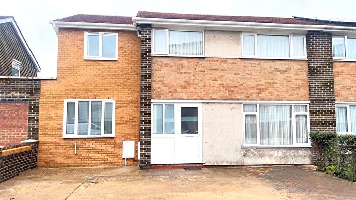 2 Bedroom Flat To Rent In Charnwood Close, New Malden, KT3