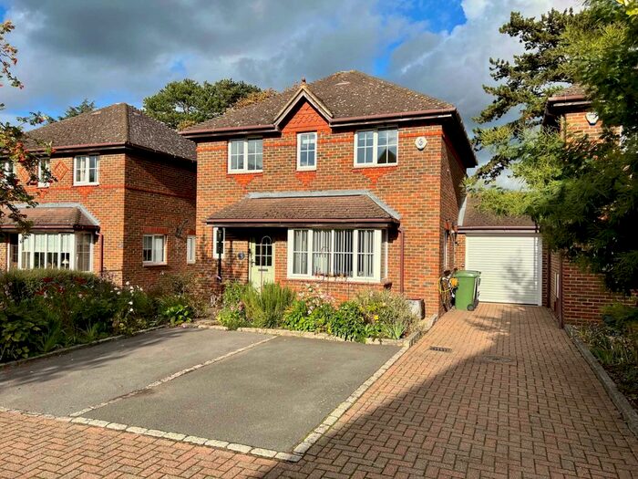 3 Bedroom Detached House To Rent In Gayton Close, Ashtead, KT21