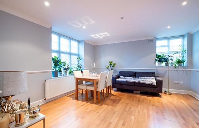 2 Bedroom Flat To Rent In Harrowby Street, Marylebone, London, W1H